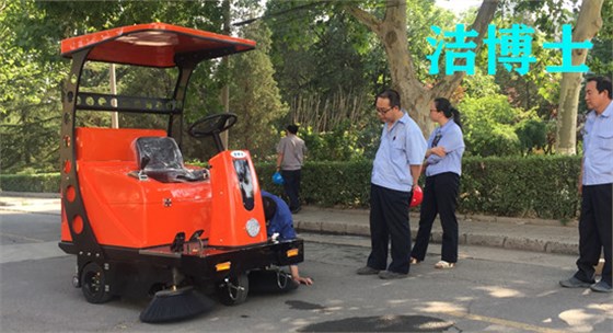 駕駛掃地車(chē)